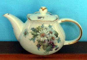 Daisies Spray 3C Round Teapot        